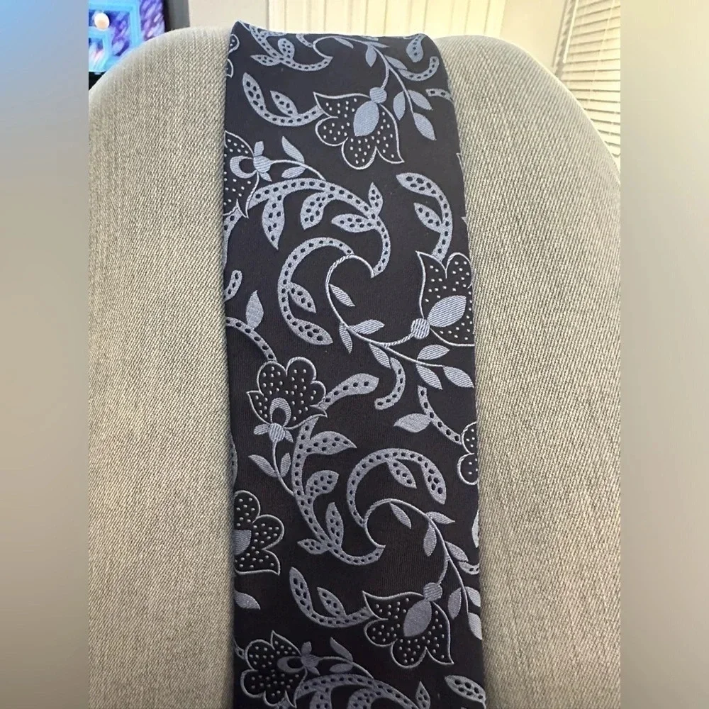 Paul Fredrick blue floral/paisley 100% silk tie